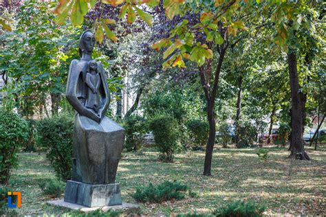 Statuia Maternitate, o operă în bronz, în centrul Ploieștiului