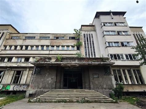 Fațada clădirii fostei maternități din Ploiești cu altorelieful dedicat copiilor