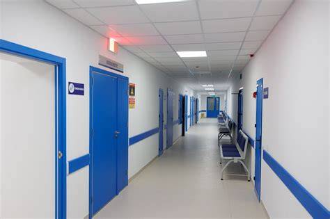 Imagine: Cadru dintr-o secție de Pediatrie modernizată, cu echipamente moderne și personal dedicat