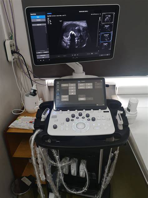 Dotări moderne ale sălilor de operații, ecografii 3D/4D, endoscopii și echipamente de laborator