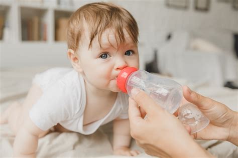 Infografic: cand se introduce apa la bebe si cantitatile zilnice