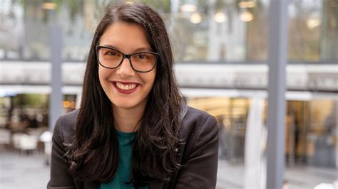 Ilustrație cu o femeie însărcinată care se spală pe mâini și consumă fructe