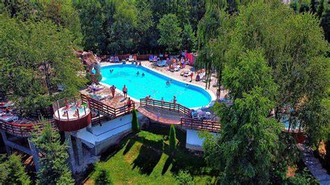 Imagine cu un ansamblu de pensiuni child-friendly în România, cu activități pentru copii și spații de joacă