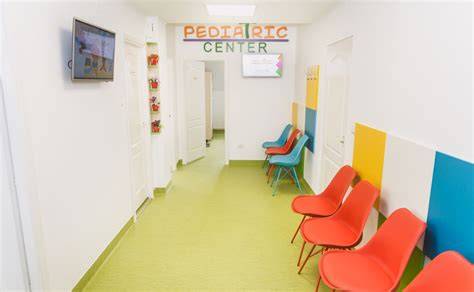 Imaginea unui centru medical modern de pediatrie din Cluj cu echipă medicală și spații dedicate
