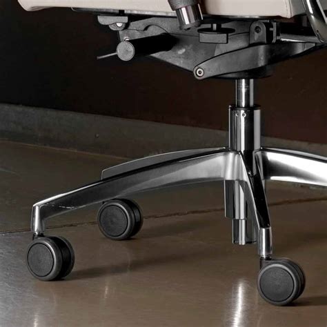 Detaliu roți cauciuc EVA și scaun ergonomic