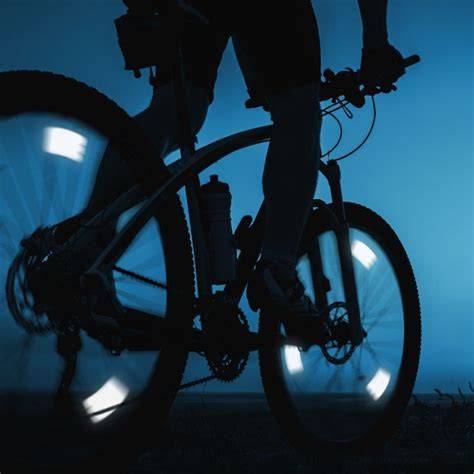 Infografic: Elemente de siguranta pentru biciclete (far, catadioptrii, cască, ochi de pisică)