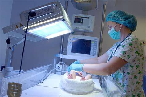 Fototerapia în icterul neonatal: cum funcționează
