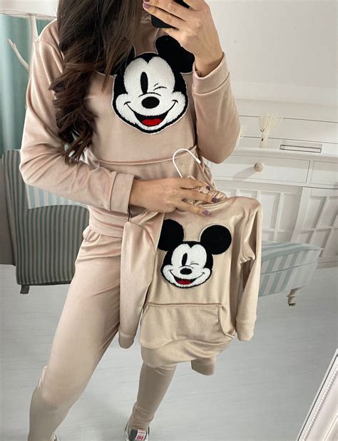 Imagini de treninguri Mickey Mouse pentru copii: culori vesele, materiale de calitate, confort sporit