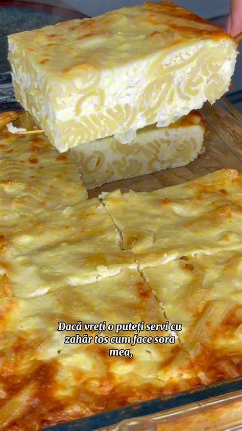 Plan general cu ingrediente pozate pe o masă: paste, brânză, ouă, stafide, smântână, vanilie, coajă de lămâie