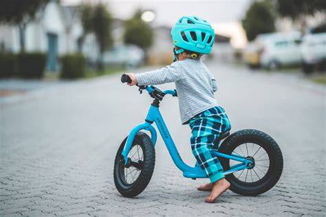Infografic: Beneficii bicicletă echilibru vs. roți ajutătoare