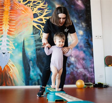 Imagini generice despre kinetoterapie pediatrică și exerciții pentru bebeluși