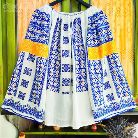 Noul design al gulerului cu detalii geometrice și layering