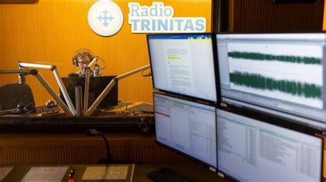 radio studio Trinitas - microfon și consolă
