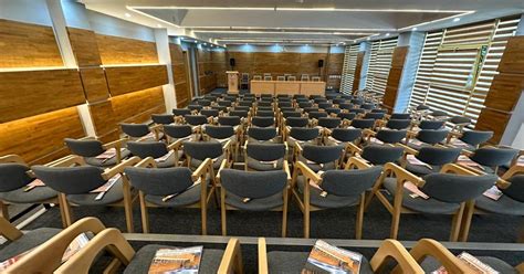 Sală de travaliu modernă cu pat special pentru naștere