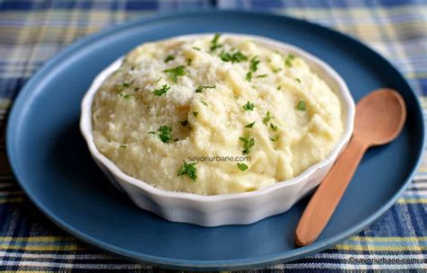 Copil fericit mâncând piure de conopidă