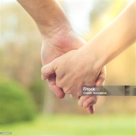 Fotografie cu două mâini care țin o bebelușă și un bărbat, simbolizând nașterea și familia