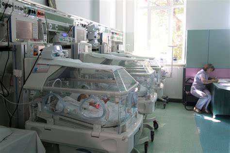 Imagine cu secția Neonatologie de la Maternitatea Giulești în timpul intervenției