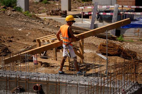 Infografie: Etapele principale ale constructiei la roșu
