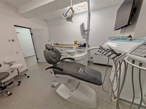 Logo si interior Clinic Life cu echipamente moderne