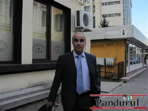 Portretul dr. Damian Ditescu in cabinetul sau