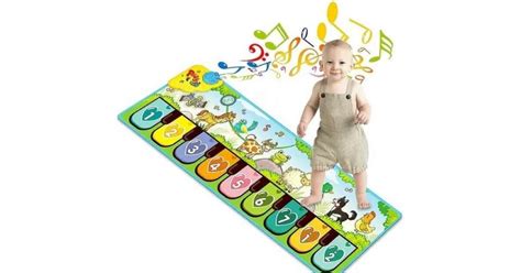 Bebeluș care se joacă cu un pian muzical de jucărie