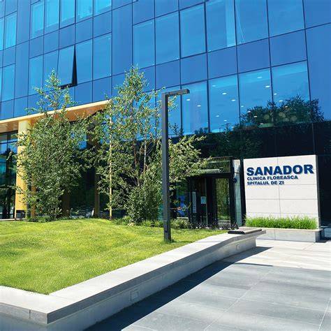 Logo SANADOR și reacții pozitive ale pacienților în clinicile dermatologice