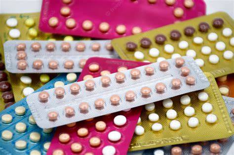 pachet prezervativ și pilule contraceptive