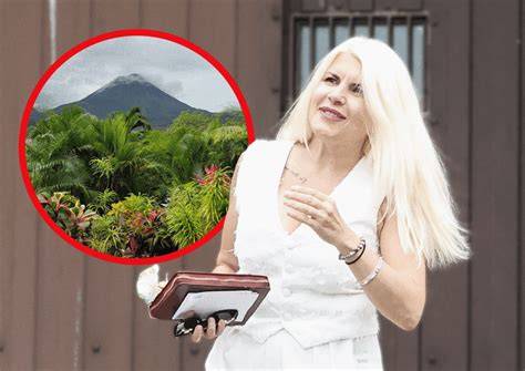 Copertă ziar despre Udrea în Costa Rica
