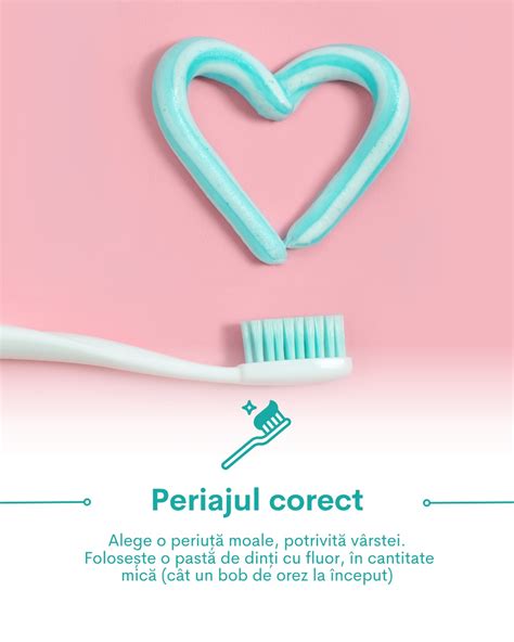 Bebeluș cu o periuță de dinți mică