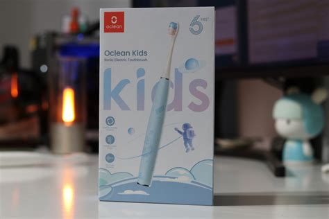 Copil mic care se joacă cu o periuță de dinți