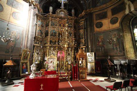 Infografic: drumul Botezului în Ortodoxie: lepădare de Satana, aghiasmă, botez în Ipostas Treimii, ungere cu Sfântul Mir, purtare în crisma