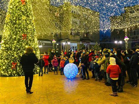 Fotografie de familie în decor festiv de sărbători, indicativ pentru entuziasm și tradiție