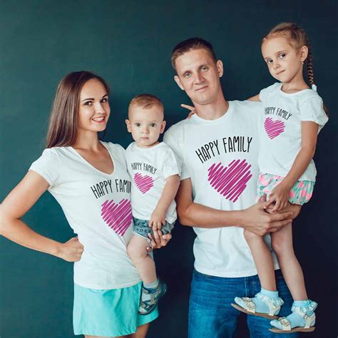 Infografic - componența unui set de tricouri familie