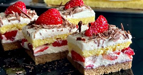 Tavă cu prăjitură cu fructe și cremă de brânză la cuptor