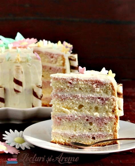 Tort cu blat de cocos si crema de vanilie, decor cu zmeura