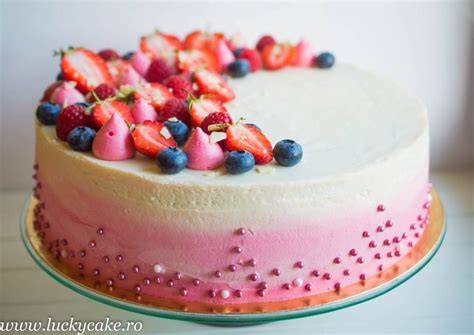 Tort mousse afine si banane cu fructe rosii