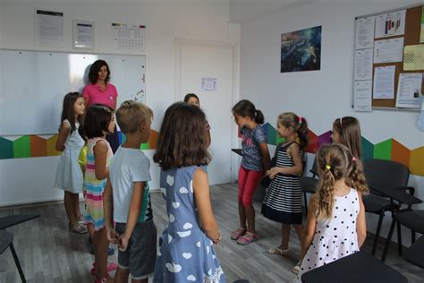 Copil cu dizabilități participând la o activitate educațională