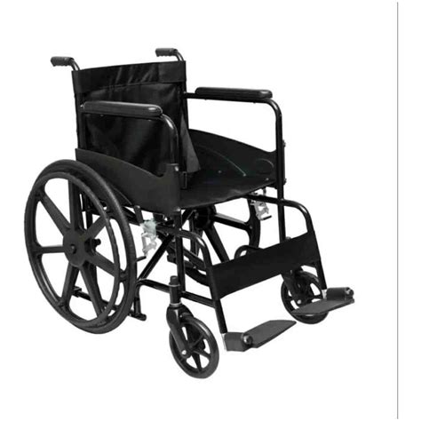 O persoană în scaun rulant utilizând transportul public