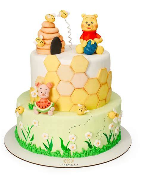 Tort cu Winnie the Pooh - ilustrație cu tort roz și personaje