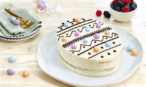 Tort în formă de mașină cu detalii colorate