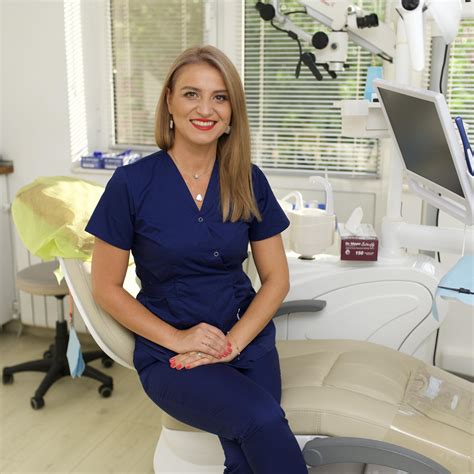 Medicul Cristina Zaica examinând un copil