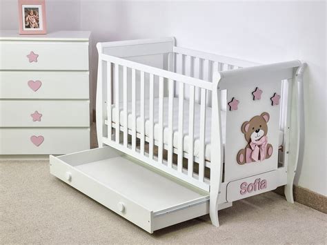 Comodă cu sertare spațioase alături de un pătuț bebe