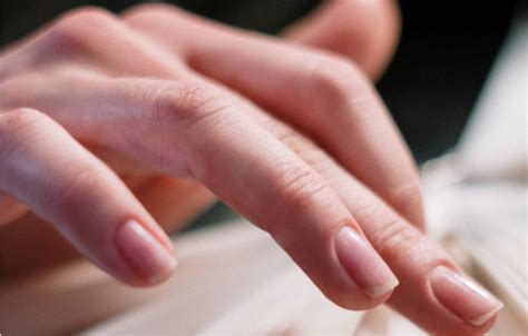 Diagramă care arată cum cresc unghiile de la mâini și de la picioare