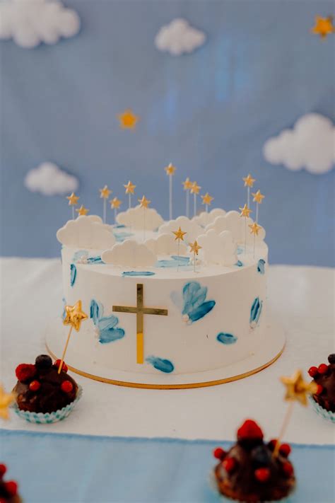Imagine: tort acoperit cu fondant alb neted