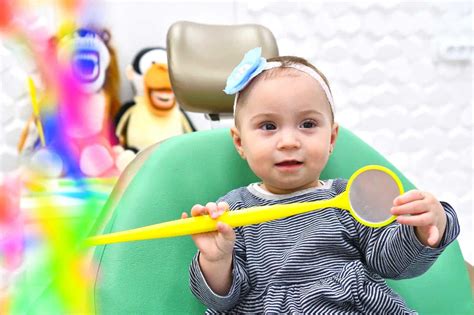 Copil perind dinții cu periuța degetar