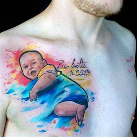 Imagine sugestivă cu tatuaj de nume și copil