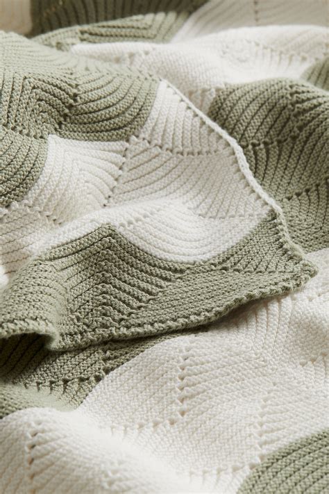 Exemple de păturici croșetate manual pentru bebeluși