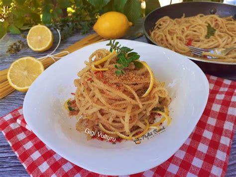 Farfurie de spaghete cu pesmet crocant
