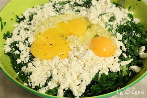 Ouă, spanac și brânză pe o farfurie