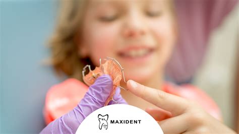 Copil purtând aparat dentar mobil